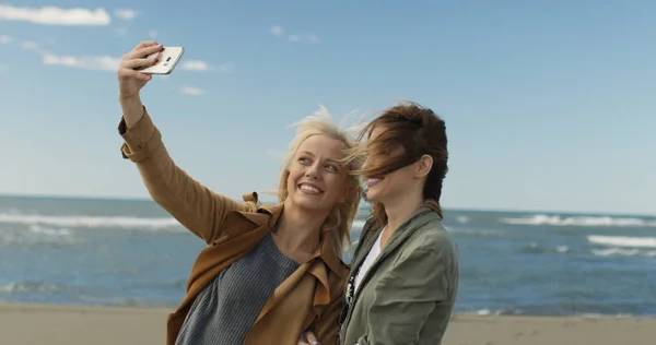 Duas Jovens Mulheres Sorrindo Fazendo Selfie Celular Dia Outono Praia — Fotografia de Stock