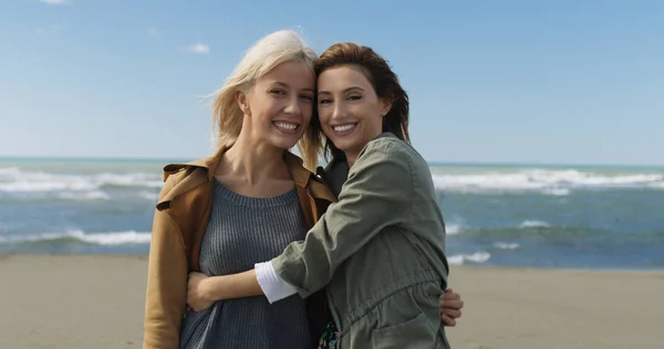 Dos Mujeres Jóvenes Lindas Sonriendo Disfrutando Vida Otoño Caminar Largo —  Fotos de Stock