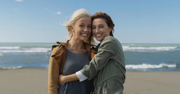 Duas Mulheres Jovens Bonitos Sorrindo Desfrutando Vida Outono Passeio Longo — Fotografia de Stock