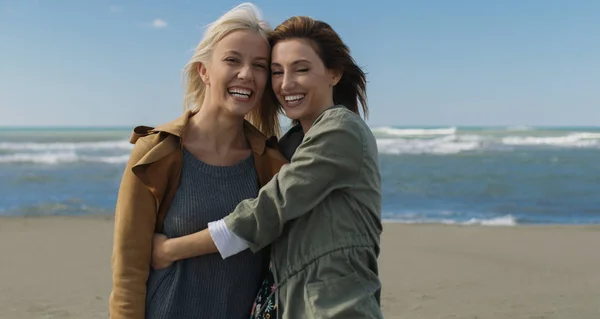 Duas Mulheres Jovens Bonitos Sorrindo Desfrutando Vida Outono Passeio Longo — Fotografia de Stock