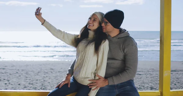 Velmi Šťastný Pár Lásce Selfie Pláži Podzimní Den — Stock fotografie