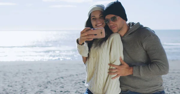 Couple Très Heureux Amour Prendre Selfie Sur Plage Dans Autmun — Photo