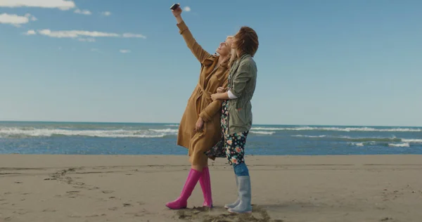 Zwei Lächelnde Junge Frauen Die Einem Herbsttag Strand Ein Selfie — Stockfoto