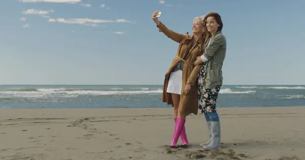 Two Smiling Young Women Making Selfie Mobile Phone Autumn Day — Stock Photo, Image