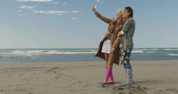 Dvě Mladé Ženy Takže Selfie Mobilním Telefonu Podzimní Den Pláži — Stock fotografie