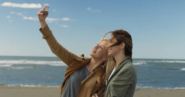 Duas Jovens Mulheres Sorrindo Fazendo Selfie Celular Dia Outono Praia — Fotografia de Stock