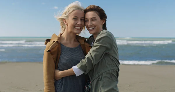 Duas Mulheres Jovens Bonitos Sorrindo Desfrutando Vida Outono Passeio Longo — Fotografia de Stock