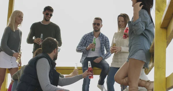 Feliz Grupo Amigos Pasando Rato Beach House Divirtiéndose Bebiendo Cerveza — Foto de Stock