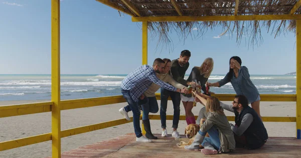 Glückliche Gruppe Von Freunden Die Strandhaus Abhängen Spaß Haben Und — Stockfoto