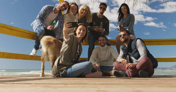 Glückliche Gruppe Von Freunden Die Strandhaus Abhängen Spaß Haben Und — Stockfoto