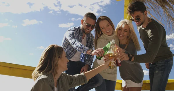Feliz Grupo Amigos Pasando Rato Beach House Divirtiéndose Bebiendo Cerveza —  Fotos de Stock