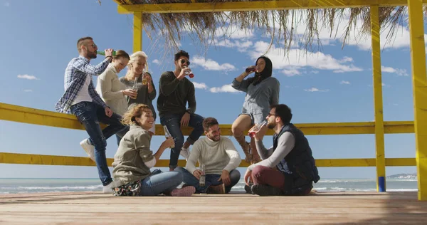 Feliz Grupo Amigos Pasando Rato Beach House Divirtiéndose Bebiendo Cerveza — Foto de Stock
