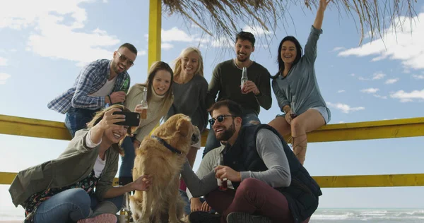 Šťastná Skupina Přátel Visí Beach House Baví Pití Piva Podzim — Stock fotografie