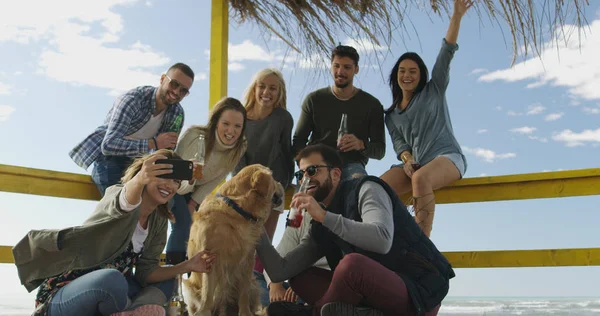 Grupo Feliz Amigos Saindo Casa Praia Divertindo Bebendo Cerveja Dia — Fotografia de Stock