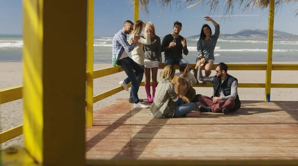 Happy Group Friends Hangend Beach House Plezier Hebben Bier Drinken — Stockfoto