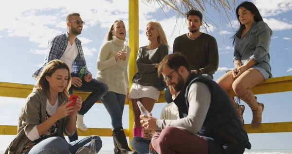 Happy Group Friends Hanging Out Beach House Having Fun Drinking — Stock Photo, Image