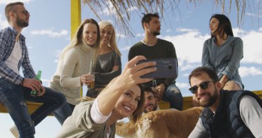 Mutlu bir arkadaş grubu yazlık evde takılıyor ve sonbahar günü bira içiyor.