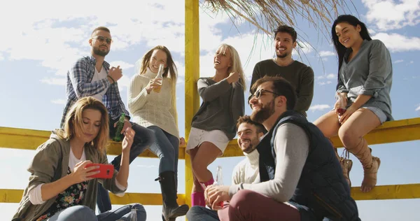 Glückliche Gruppe Von Freunden Die Strandhaus Abhängen Spaß Haben Und — Stockfoto