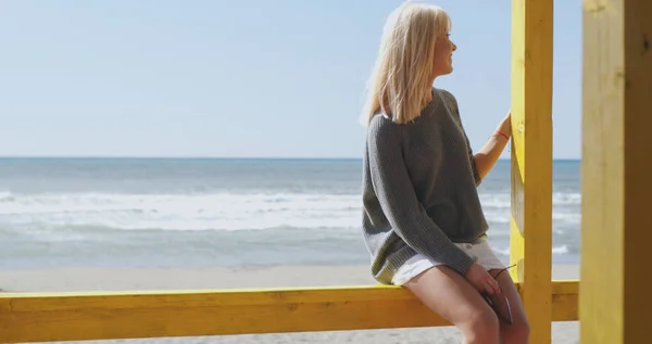 在海滩上的年轻女人这个女孩享受着温暖的秋日 水边美女的画像 — 图库照片