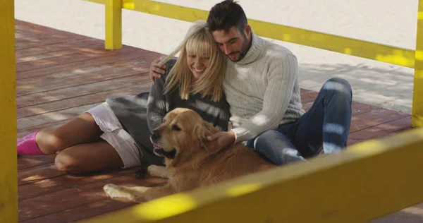 Casal Com Cão Aproveitando Tempo Juntos Praia Dia Outono — Fotografia de Stock