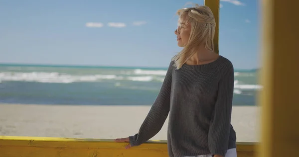 Junge Frau Strand Das Mädchen Genießt Den Warmen Herbsttag Porträt — Stockfoto