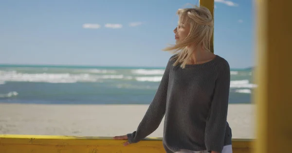 Junge Frau Strand Das Mädchen Genießt Den Warmen Herbsttag Porträt — Stockfoto