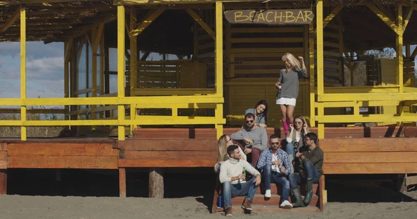 Grupo Feliz Amigos Saindo Casa Praia Divertindo Bebendo Cerveja Dia — Fotografia de Stock