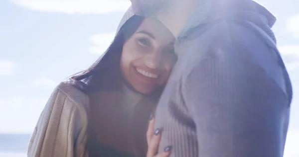 Cool Pareja Riendo Abrazándose Frente Playa Hermoso Día Otoño — Foto de Stock