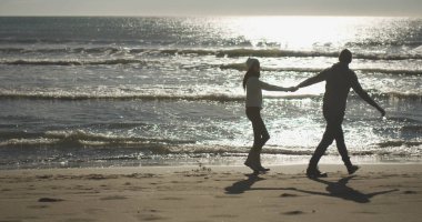 Romantik Çift Sonbahar Günü Sahilde Dinleniyor