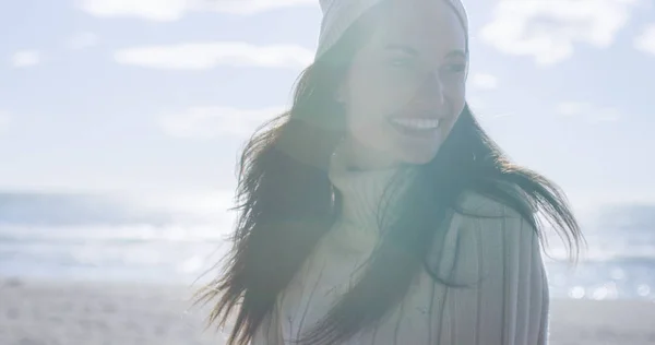 Портрет Молодої Жінки Восени Одяг Усміхається Пляжі — стокове фото