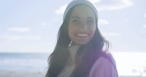 Retrato Una Mujer Joven Ropa Otoño Sonriendo Playa —  Fotos de Stock