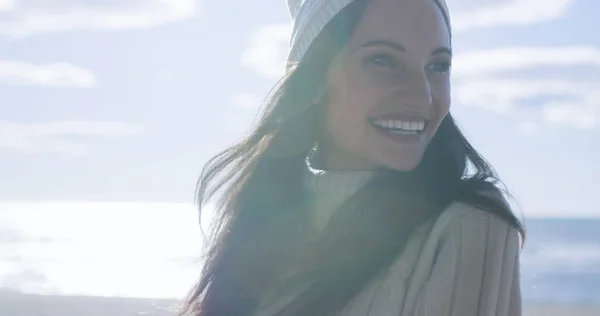 Portrait Une Jeune Femme Vêtements Automne Souriant Sur Plage — Photo