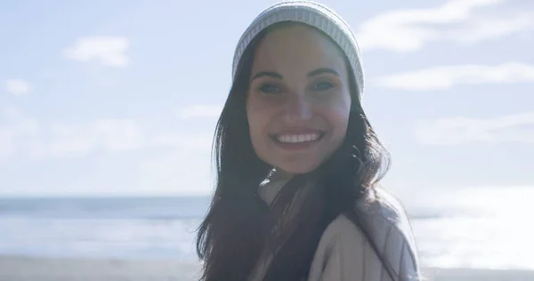 Portrait Une Jeune Femme Vêtements Automne Souriant Sur Plage — Photo