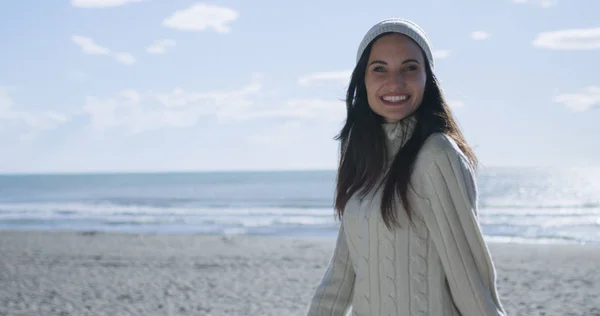 Πορτρέτο Μιας Νεαρής Γυναίκας Φθινοπωρινά Ρούχα Χαμογελώντας Στην Παραλία — Φωτογραφία Αρχείου