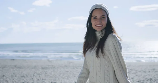 Retrato Uma Jovem Mulher Roupas Outono Sorrindo Praia — Fotografia de Stock