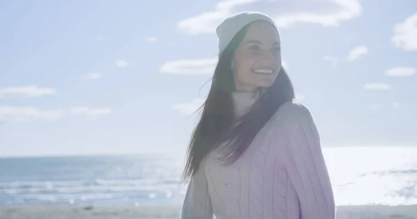 Retrato Uma Jovem Mulher Roupas Outono Sorrindo Praia — Fotografia de Stock