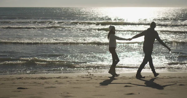 秋の日にビーチでリラックスするロマンチックなカップル — ストック写真