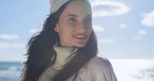 Портрет Молодої Жінки Восени Одяг Усміхається Пляжі — стокове фото