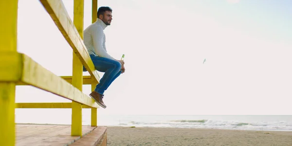 Man Drinking Beer Beach Autumn Time — Stock Photo, Image