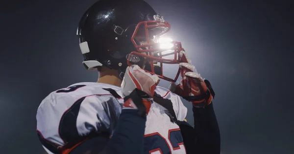 Jogador Futebol Americano Colocando Seu Capacete Proteção Contra Luzes Iluminação — Fotografia de Stock