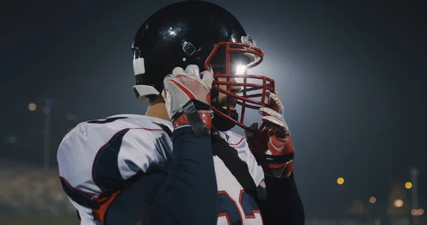 American Football Player setter On Helmet på et stort stadion med – stockfoto