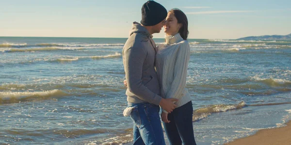 Cool Couple Lachen Knuffelen Front Beach Mooie Herfstdag — Stockfoto