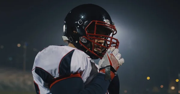 American Football Player setter On Helmet på et stort stadion med – stockfoto