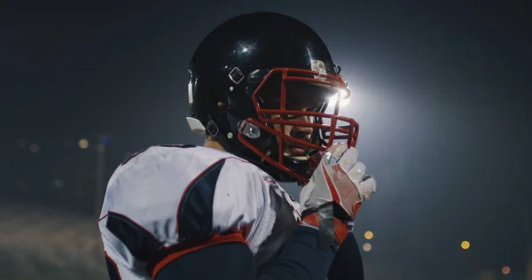 Jogador de futebol americano colocando no capacete em grande estádio com — Fotografia de Stock