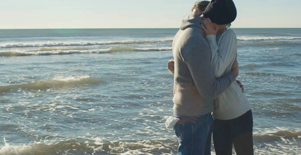 Cooles Paar Lacht Und Umarmt Sich Vor Dem Strand Einem — Stockfoto