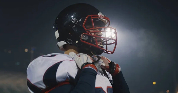 Jogador de futebol americano colocando no capacete em grande estádio com — Fotografia de Stock