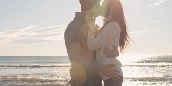 涼しいカップル美しい秋の日にビーチの前で笑って抱きつく — ストック写真