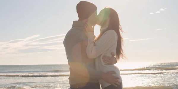 美丽的秋日 清凉的情侣们在海滩前欢笑拥抱 — 图库照片