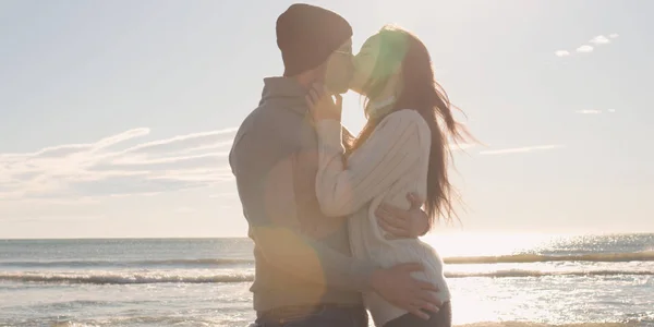 美丽的秋日 清凉的情侣们在海滩前欢笑拥抱 — 图库照片