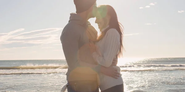 Cool Couple Lachen Knuffelen Front Beach Mooie Herfstdag — Stockfoto